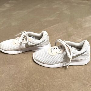 Nike Tanjun Women's Sneakers